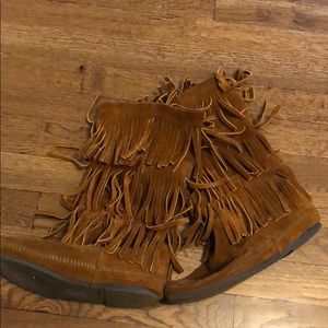 Minnetonka 3- layer suede fringe boot